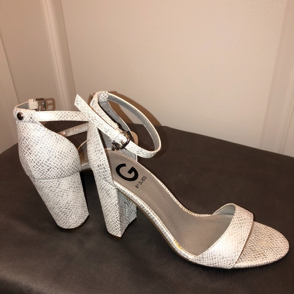 8 White and silver snakeskin Guess heels - Picture 3 of 6